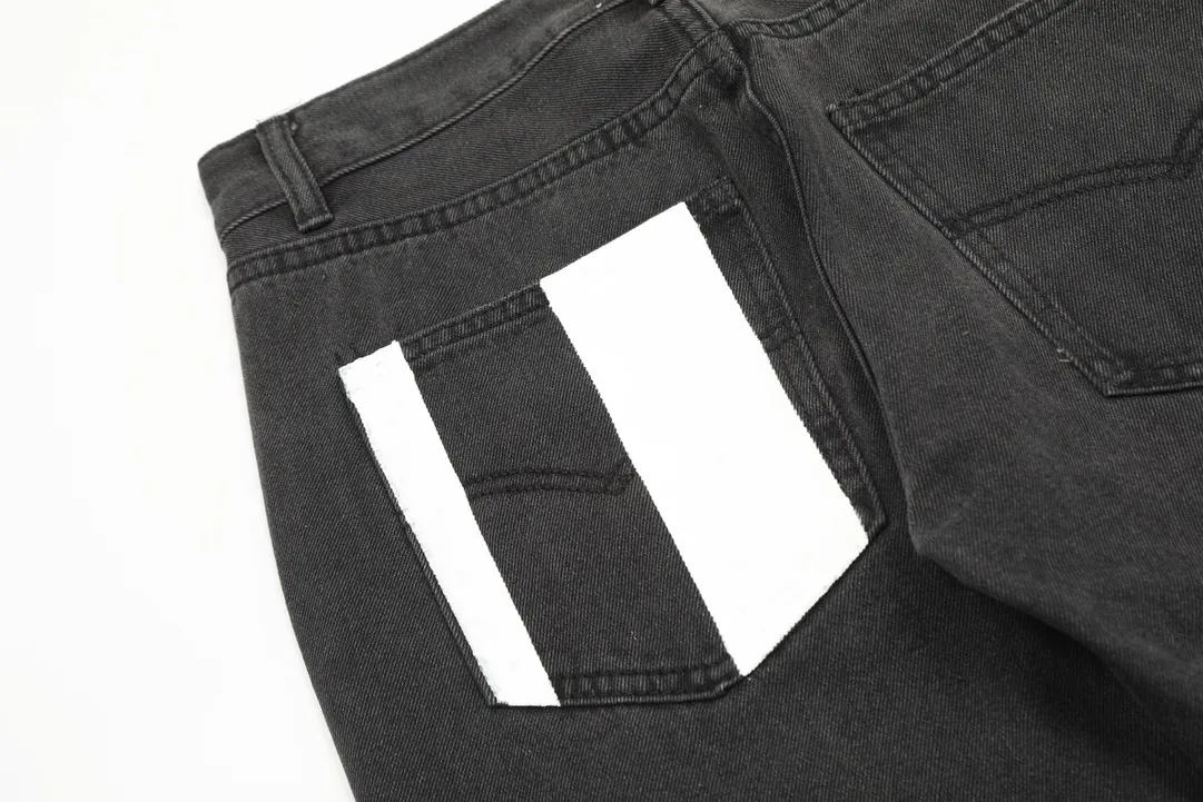 #8020 P246💰 GALLERY DEPT. Skull hand-stitched distressed distressed jeans - Original purchased and patterned to truly restore the ultimate vintage texture - Original hardware accessories, washed and other elevators, QR code analysis are all purchased from the original factory, high degree of restoration, you are welcome to compare with a certain product~ - Three-dimensional version Loose and comfortable, not picky about the figure, tall and slim, factory Seiko, original factory quality control, same style for men and women, can be matched with couples, versatile recommendation Essential jeans for all seasons Color: Distressed Black Size: S-XXL (28-36)
